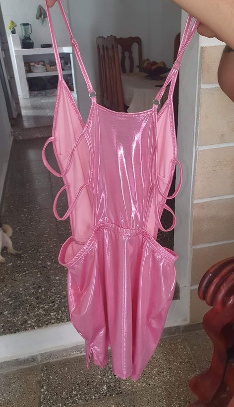 Vestido de mujer y tenis de hombre 