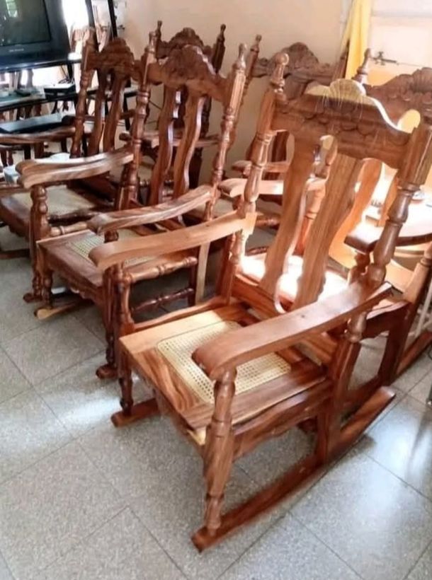 Sillones y gavetero de madera y muebles