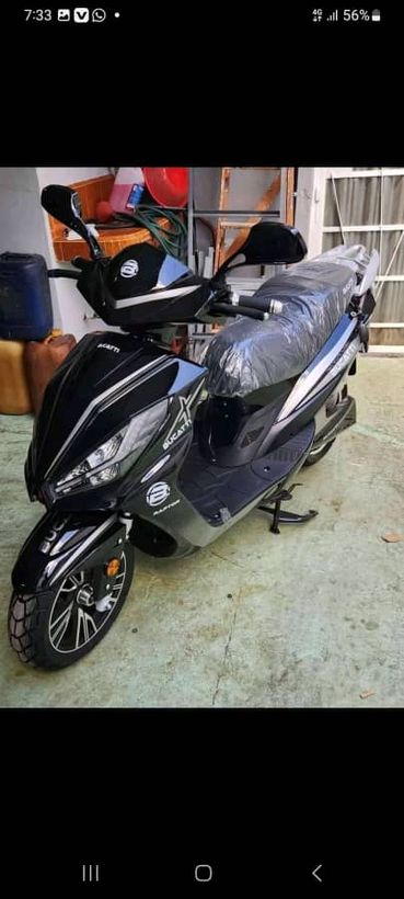 Motos eléctricas y de gasolina 