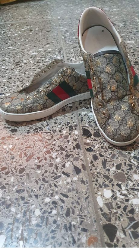 Vestido de mujer y tenis de hombre 