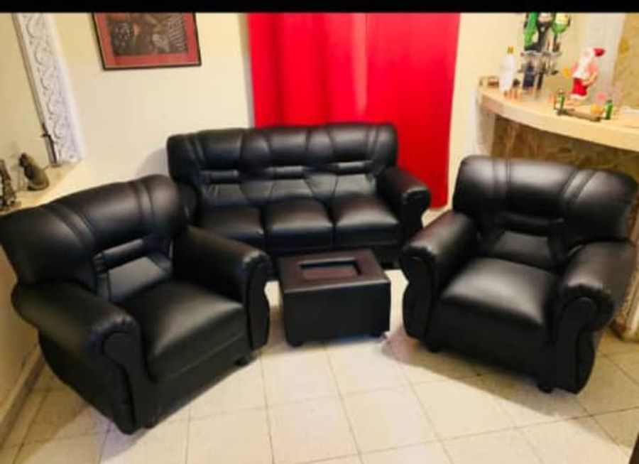 Sillones y gavetero de madera y muebles