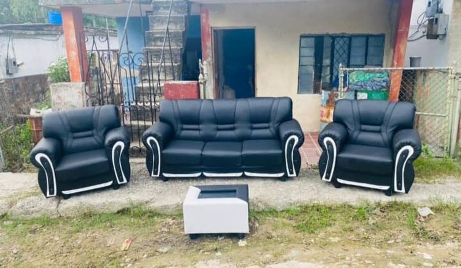 Sillones y gavetero de madera y muebles