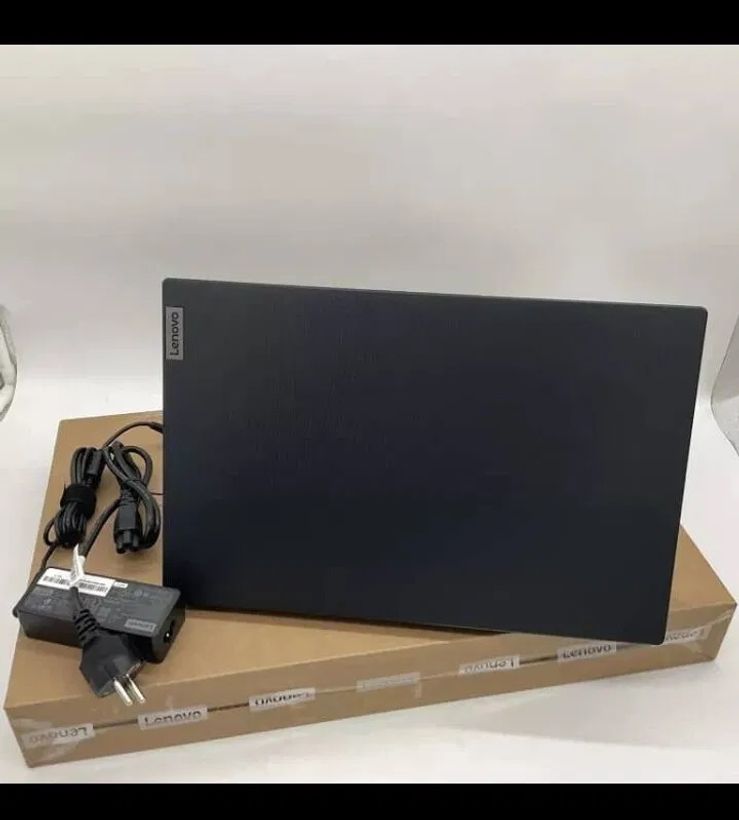 Vendo Laptop Lenovo 15.6 Core i3 1215U/8Gb/256Gb nueva sellada