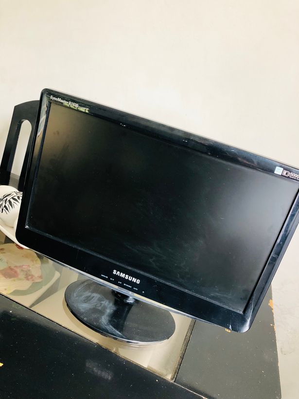 Vendo monitor de 19 pulgadas con humedad leve 