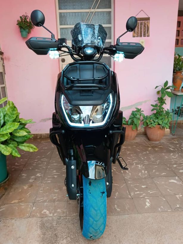 Motos eléctricas y de gasolina 